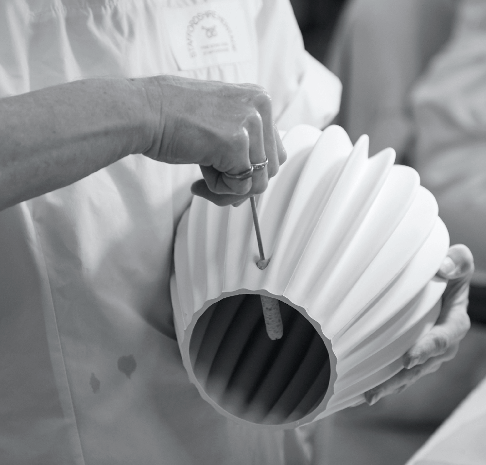 Bild 4: Das Knochenporzellan wird handgegossen und bearbeitet. Raffinierte Tischleuchte aus Porzellan FIN QUEEN / KING: Das Knochenporzellan wird handgegossen und bearbeitet.