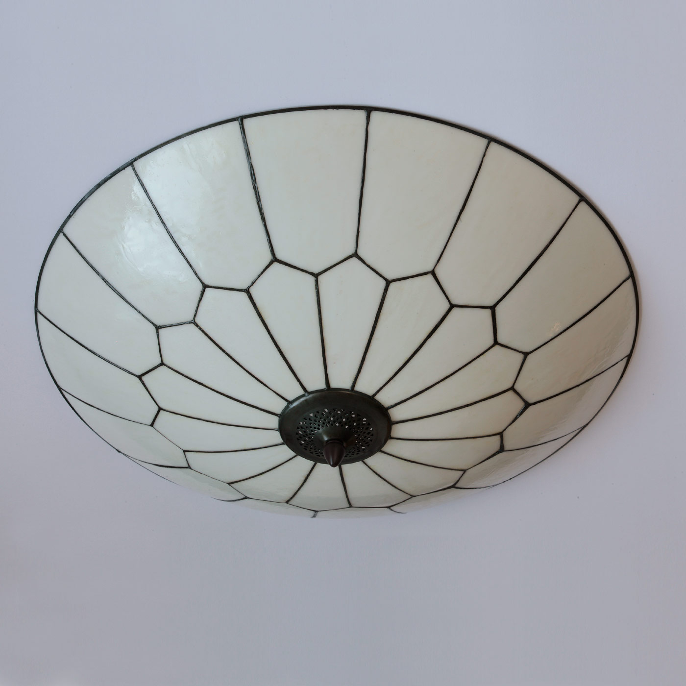 Flache runde Art Déco-Deckenleuchte aus Tiffanyglas Ø 60 cm: Große Deckenleuchte mit Ø 60 cm in Tiffany-Glas-Technik