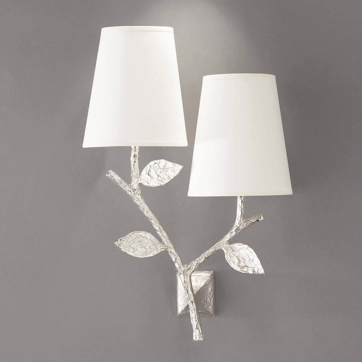 Zweiflammige Bronzeguss-Wandleuchte FLORA DOUBLE mit Textilschirm Zweiflammige Bronzeguss-Wandleuchte FLORA DOUBLE mit Textilschirm