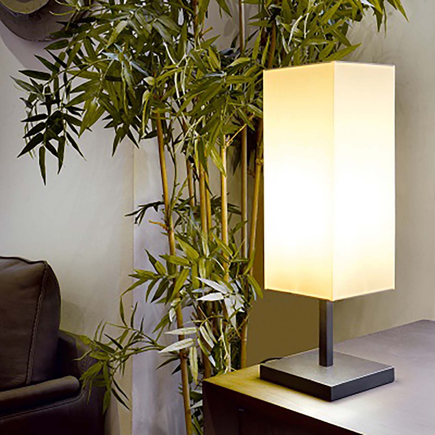 Slim Table Lamp with Tall Fabric Shade L111: Das Modell in schwarz patiniert.