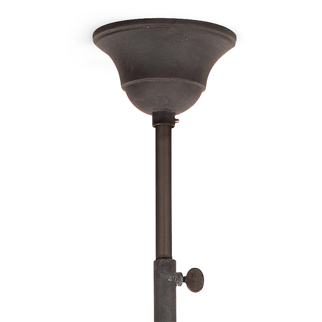 Rustikale Stabpendel-Balkenlampe mit drei flachen Schirmen: Der Baldachin, das Pendelrohr lässt sich per Stellschraube verlängern