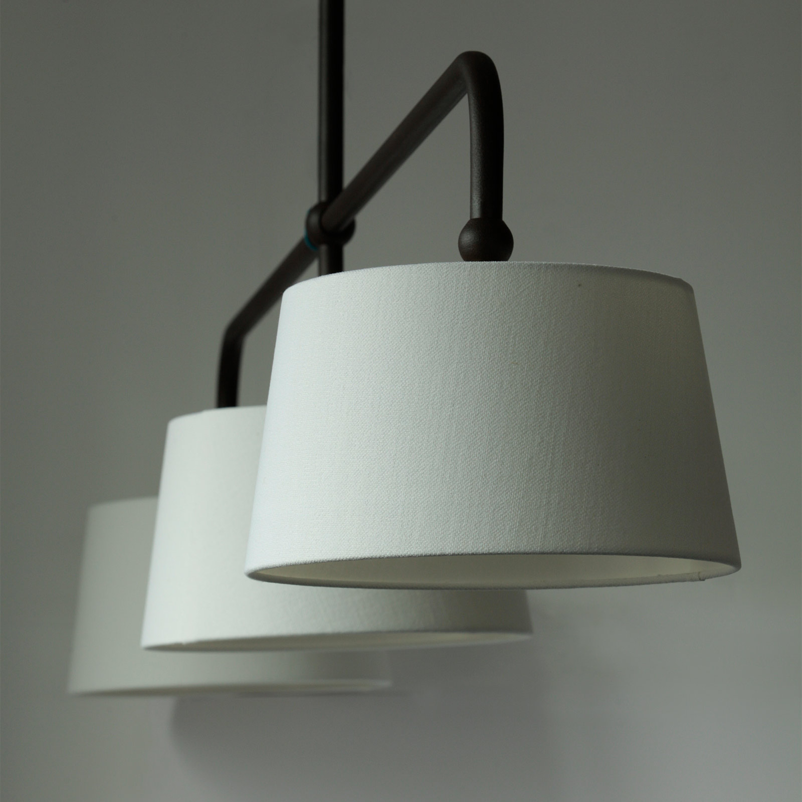 Bild 4: Hier mit Textilschirmen in Weiß (673) Dreiflammige Hängeleuchte mit Stoff-Schirmen: Hier mit Textilschirmen in Weiß (673)