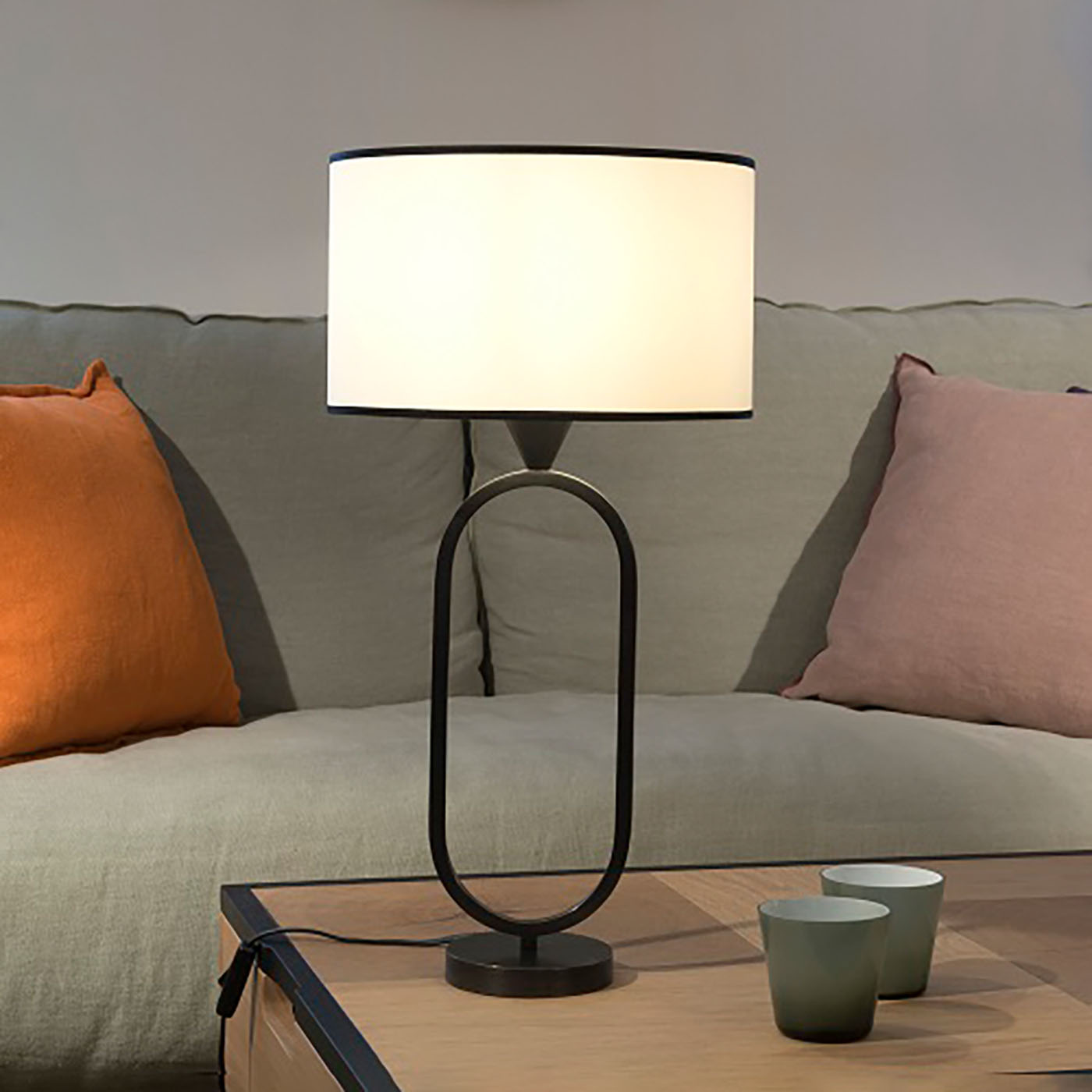 Elegant Fabric Shade Table Lamp with Brass Base, Two Sizes L203: Modell 1 in schwarz patiniert