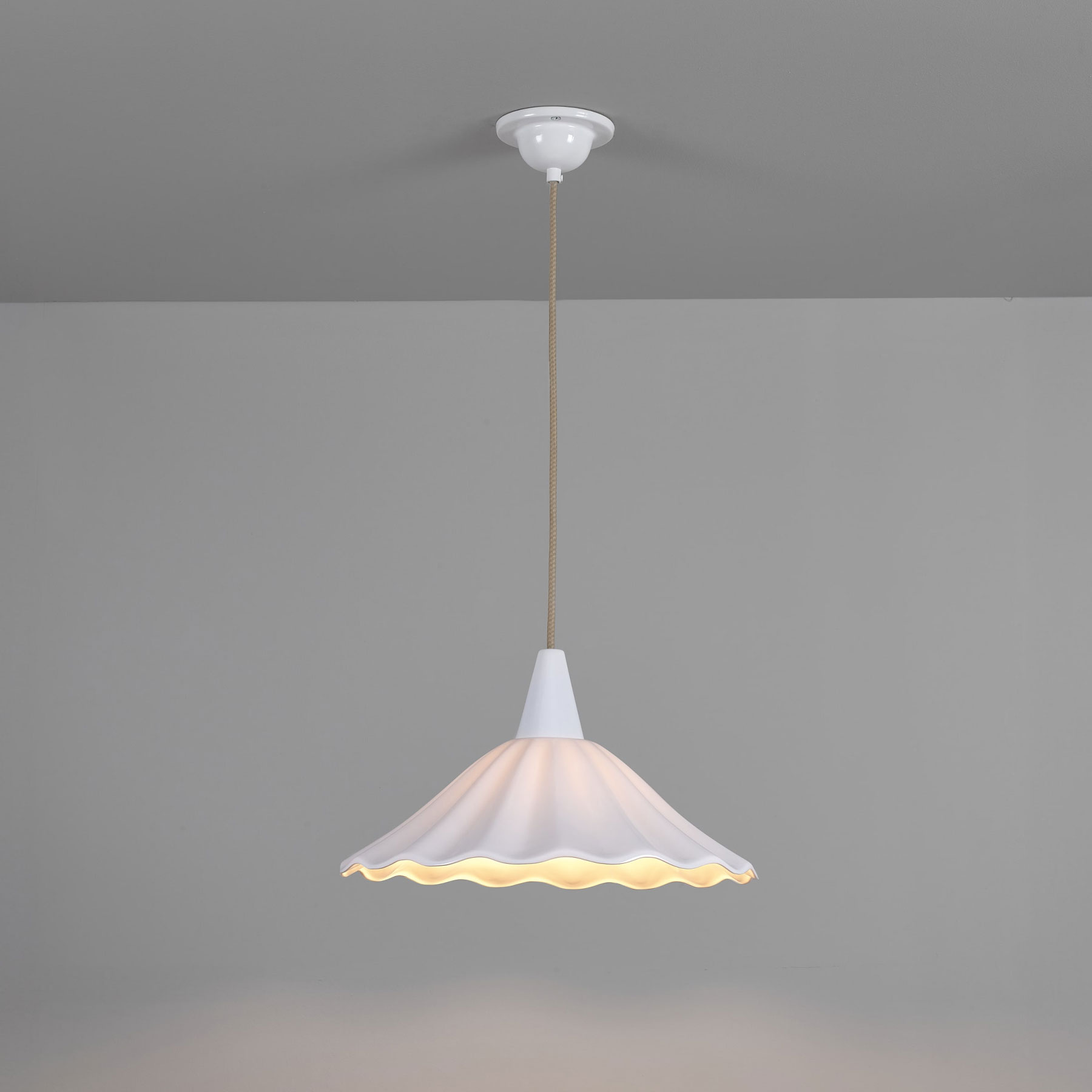 Tisch-Hängeleuchte mit gewelltem Porzellanschirm CHRISTIE 36, Bild 5 Tisch-Hängeleuchte mit gewelltem Porzellanschirm CHRISTIE 36, Bild 5