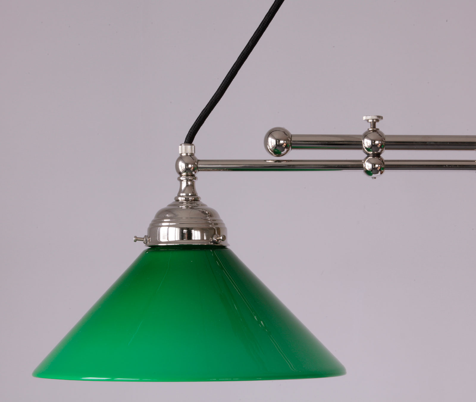 Trapez-Hängeleuchte aus Messing, einstellbare Breite, Kegel-Glasschirme: Messing glänzend vernickelt, grüner Schirm