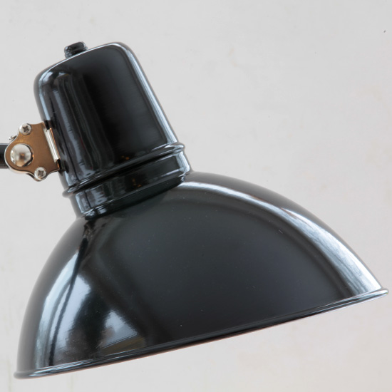 Bild 6: Der asymmetrisch vorstehende Reflektor gehört zu den subtilen Details, die ein Original ausmachen FRANKFURT Wandleuchte im Bauhaus-Stil: Der asymmetrisch vorstehende Reflektor gehört zu den subtilen Details, die ein Original ausmachen