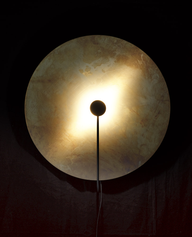 Reflektierende Wandleuchte mit großer Messingscheibe, Ø 40/90 cm: 90 cm-Messingscheibe als „Sonnen“-Wandleuchte