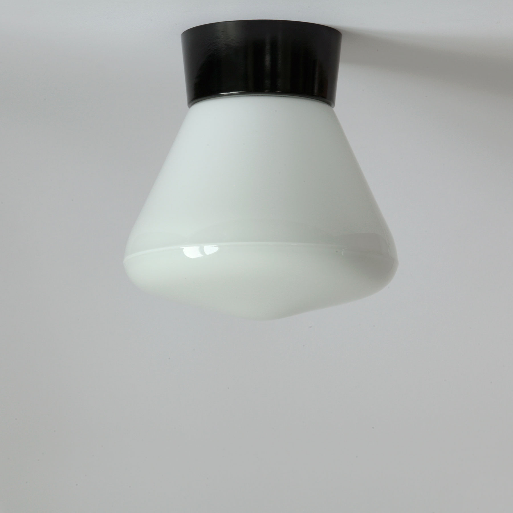 Bild 3: Cooles Understatement: Schwarz und weiß, klare, klassische Formen Bakelit-Deckenleuchte mit Opalglas-Schirm SCHOLA im Stil der 1930er Jahre: Cooles Understatement: Schwarz und weiß, klare, klassische Formen