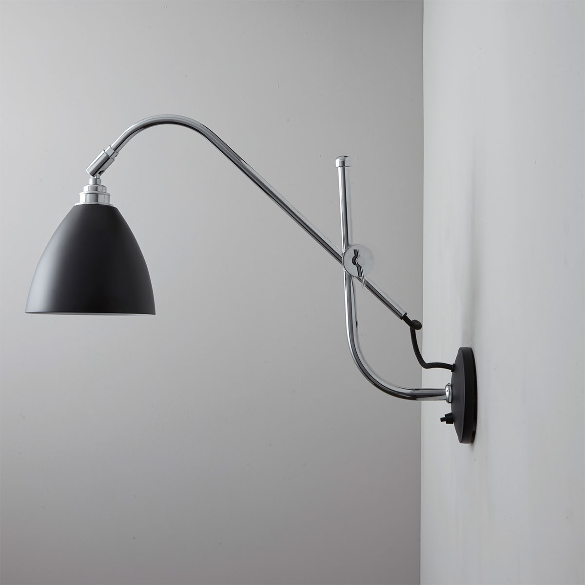 Bild 4: Wandleuchte in Schwarz Wandleuchte mit Gelenk-Auslegerarm im Bauhaus-Stil TASK: Wandleuchte in Schwarz