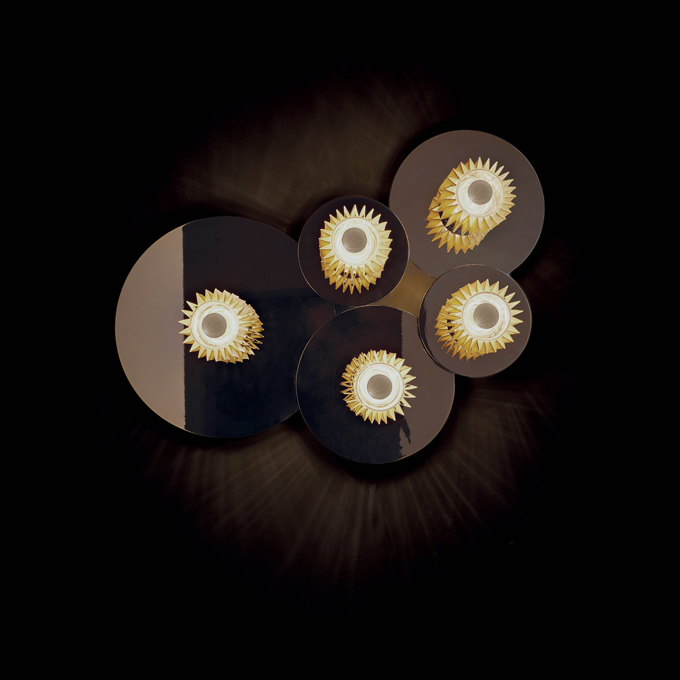 Deckenleuchte IN THE SUN mit Reflektorscheibe silber/gold, Ø 19/27/38 cm: Alle drei Größen der Scheiben-Deckenleuchte überlappend arrangiert (Abstandhalter als Zubehör erhältlich)