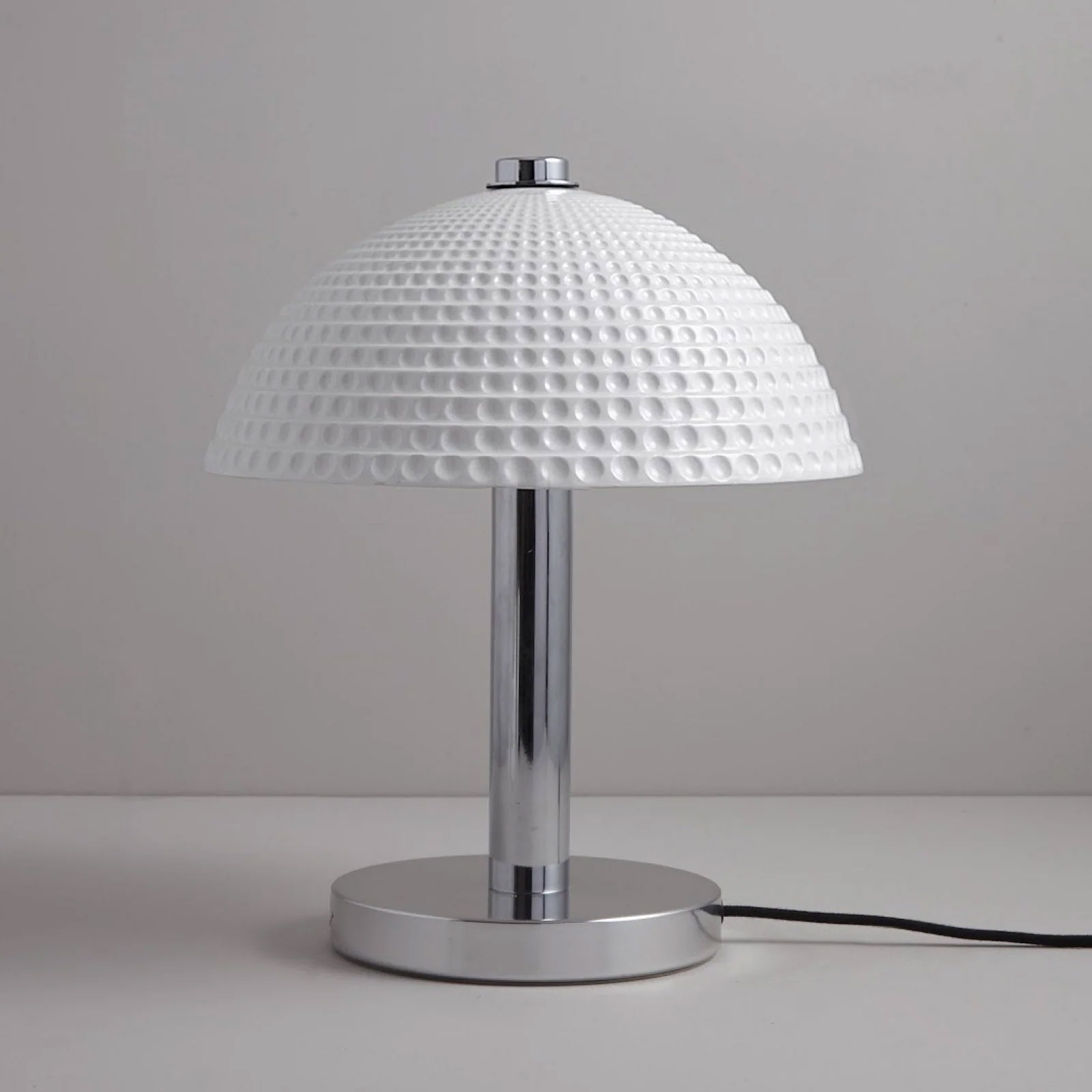 Pilz-Tischleuchte mit Schirm aus Porzellan COSMO: hier in der Ausführung mit Grübchen