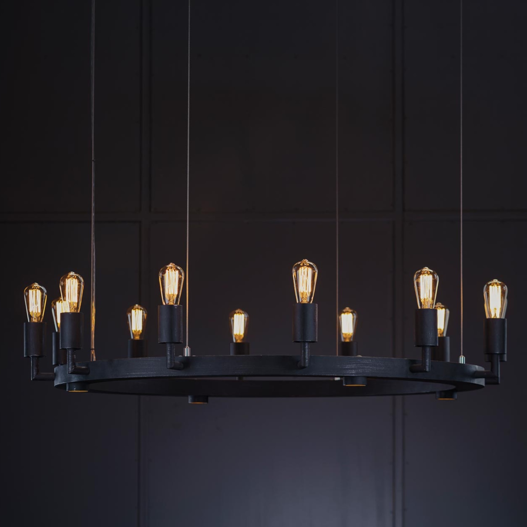 Geschmiedeter Ring-Hängeleuchter HL2674 mit Downlights, Ø 140 cm Geschmiedeter Ring-Hängeleuchter HL2674 mit Downlights, Ø 140 cm