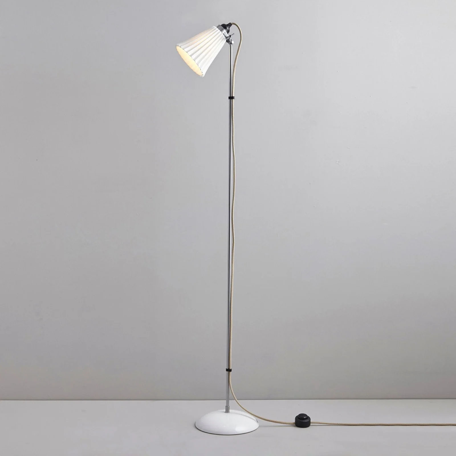 Charmante Stehlampe mit plissiertem Porzellanschirm: Die Ausführung mit Armaturen in Aluminium gebürstet 