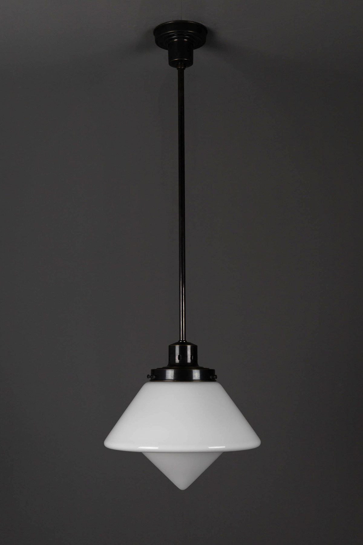 Art déco-Pendelleuchte mit opalem Kegel-Glasschirm, Bild 7 Art déco-Pendelleuchte mit opalem Kegel-Glasschirm, Bild 7