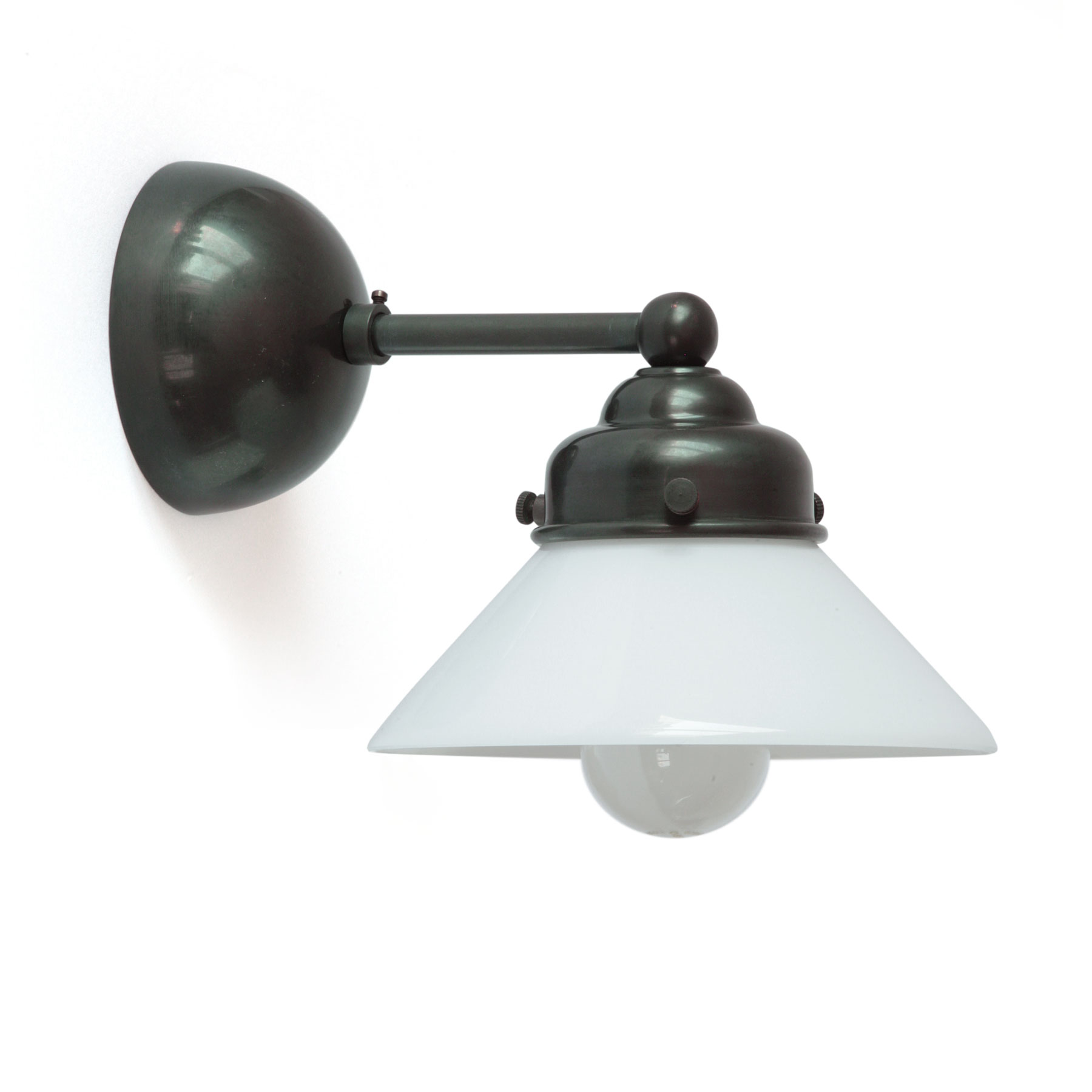 Charmante Wandleuchte mit kleinem Kegel-Glasschirm
