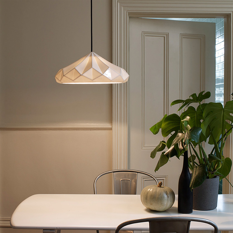 Bild 5: HATTON Modell 4: eine faszinierende, zeitlos-moderne Hängeleuchte für den Esstisch Große Facetten-Hängeleuchten aus Porzellan HATTON 4 & 5: HATTON Modell 4: eine faszinierende, zeitlos-moderne Hängeleuchte für den Esstisch