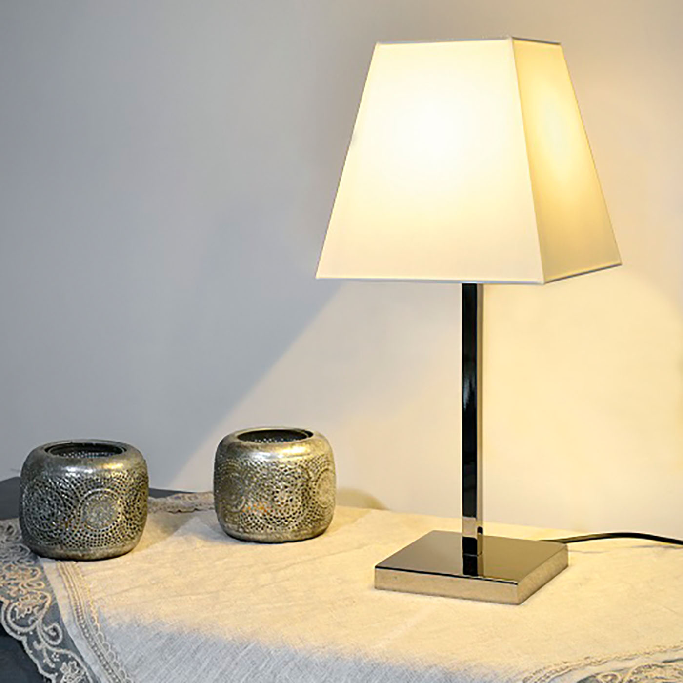 Zeitlos-klassische Tischleuchte mit eckigem Stoffschirm (zwei Größen) L110: Auch in Nickel-Ausführung erhätlich, bitte anfragen.