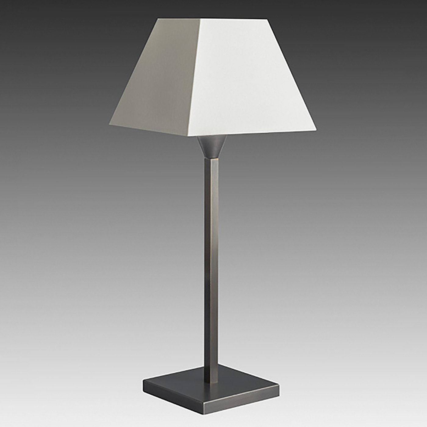 Klassisch schlichte Tischleuchte mit Textilschirm, drei Größen L122: hier Modell 1 in schwarz patiniert