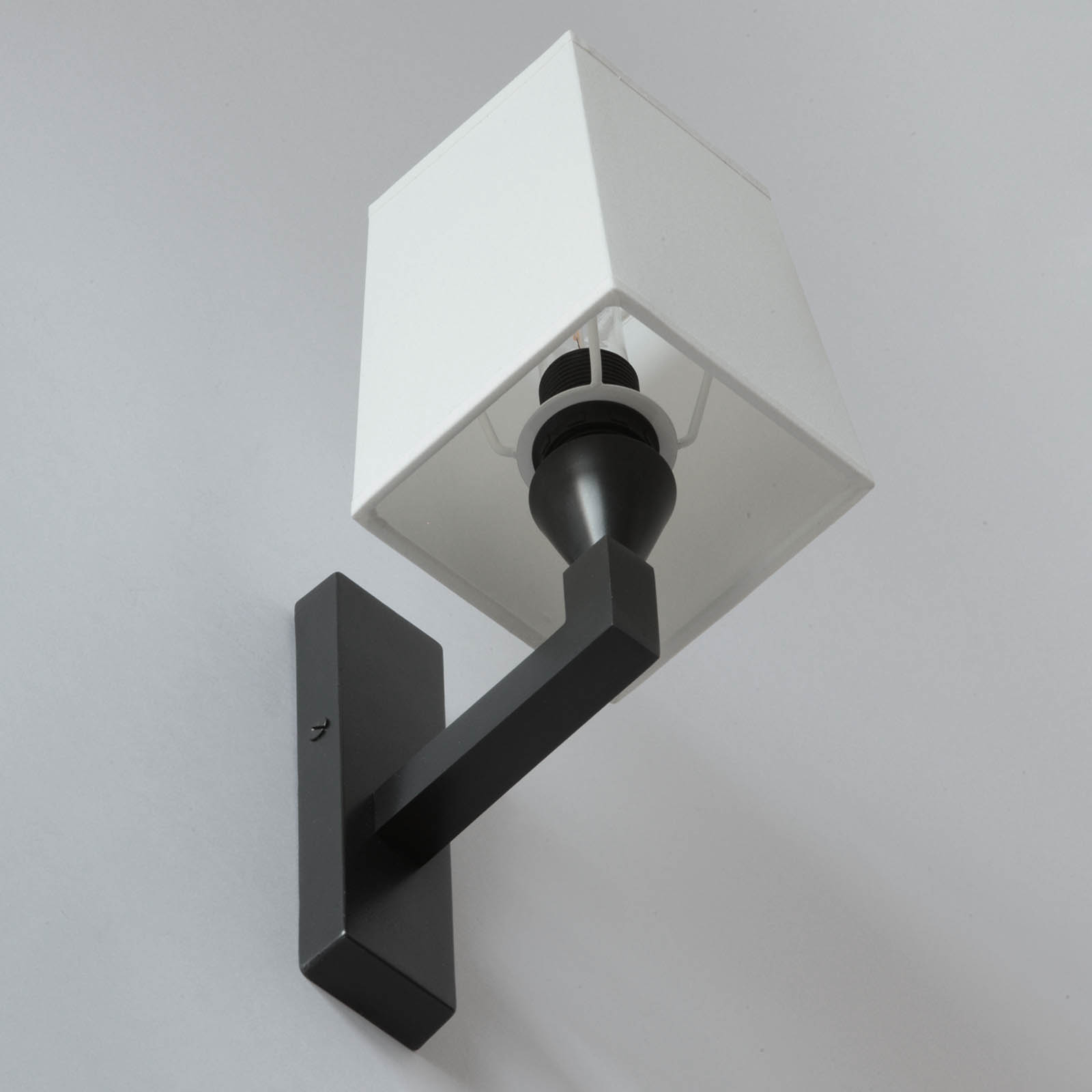 Klassische, kleine Stoffschirm-Wandleuchte aus Frankreich AL001: Modell in schwarz patiniert