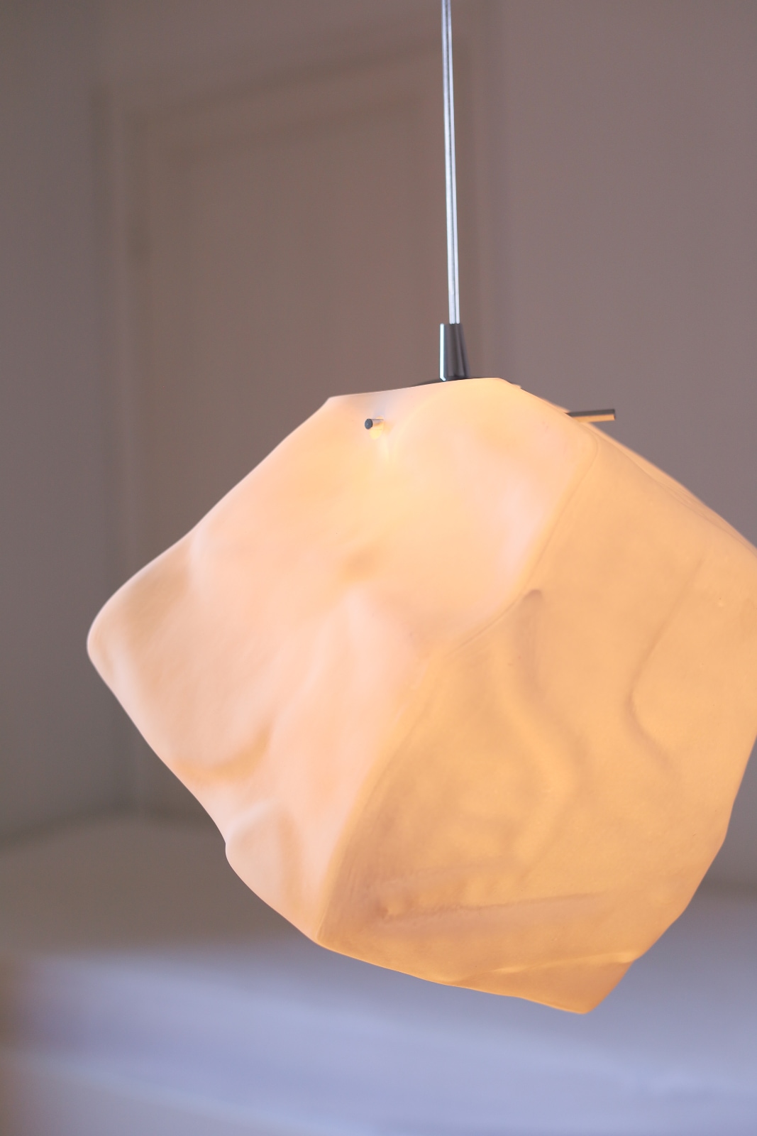 Pendelleuchte mit unregelmäßigem, weißem Struktur-Glas, Bild 7