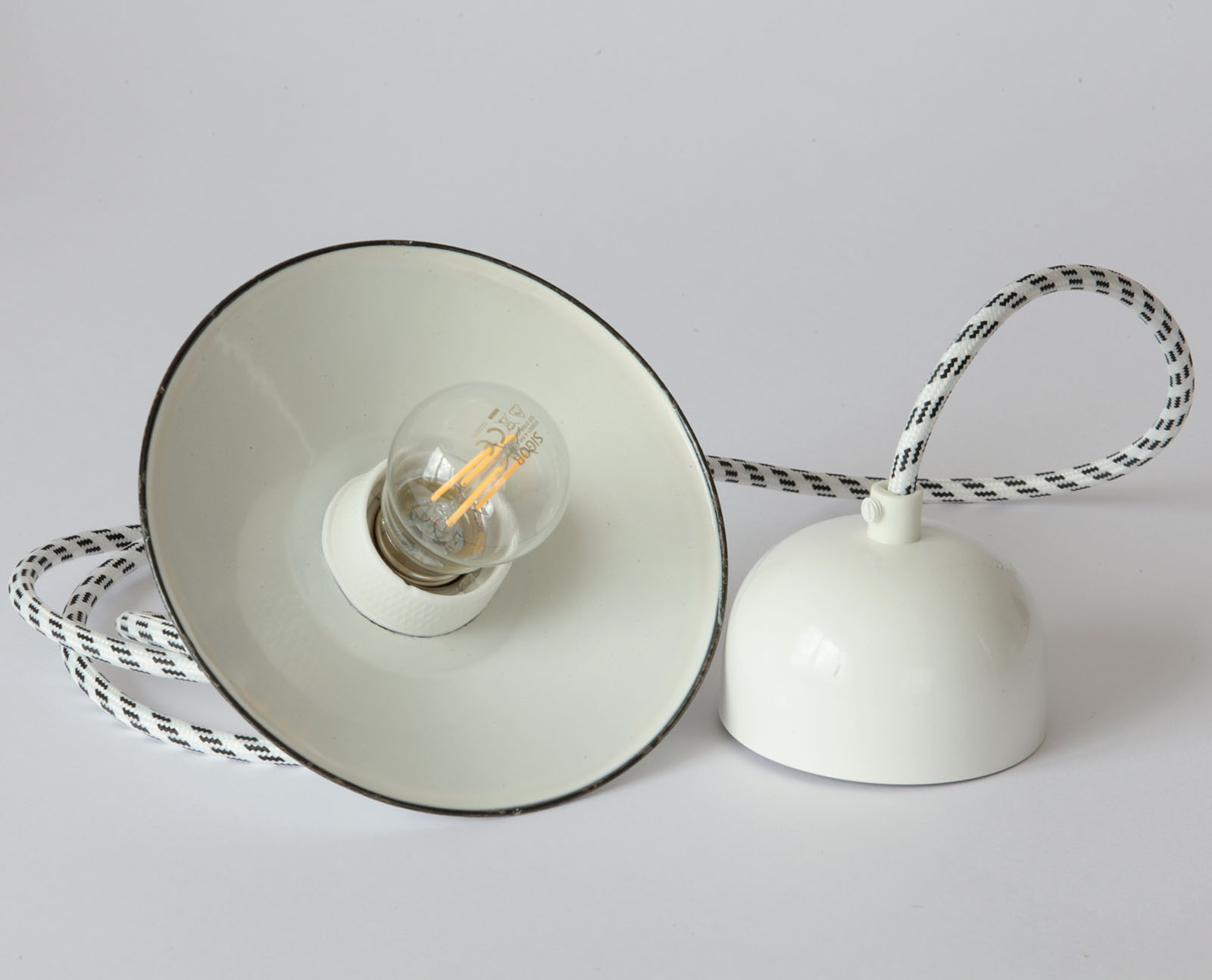 Fig. 5: Der Baldachin ist pulverbeschichtet, die emaillierten Schirme sind Einzelstücke mit Gebrauchs- und Lagerspuren Unique Pieces with Antique Enamel Shades: Bonn Pendant Lamp 150 mm: Der Baldachin ist pulverbeschichtet, die emaillierten Schirme sind Einzelstücke mit Gebrauchs- und Lagerspuren