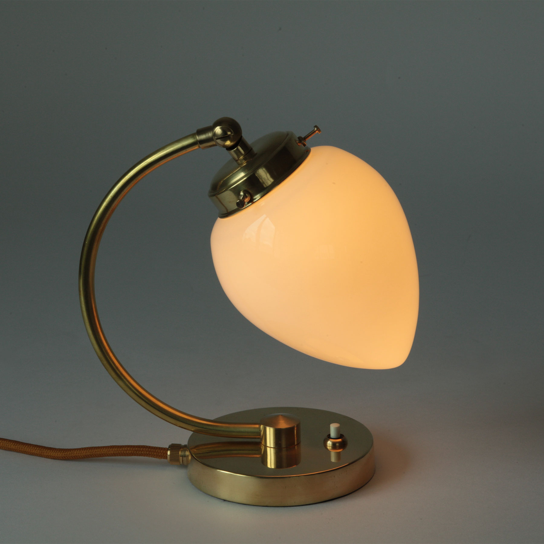 Charmante, kleine Nachttischampe aus Messing und opalem Glas – Casa Lumi