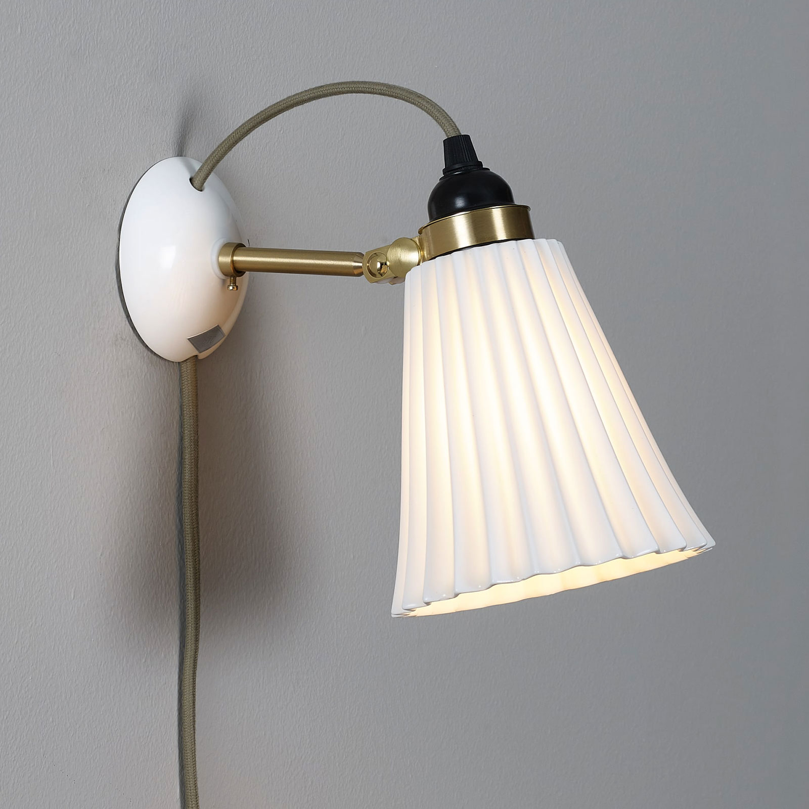 Porzellan-Wandlampe mit plissiertem Schirm, Messing satiniert Porzellan-Wandlampe mit plissiertem Schirm, Messing satiniert