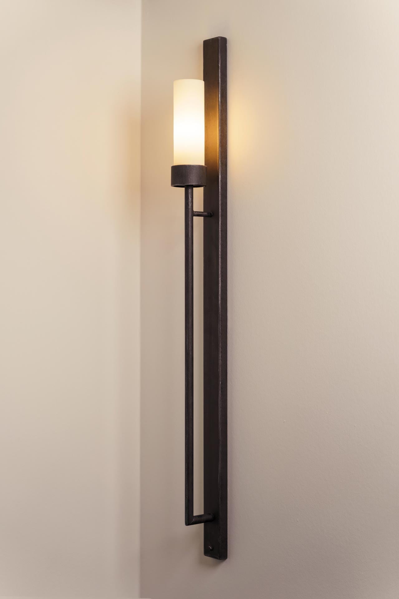 Bild 4: „Eisen natur“ Hohe Wandleuchte mit Opalglas-Zylinder, Schmiedeeisen WL3715: „Eisen natur“