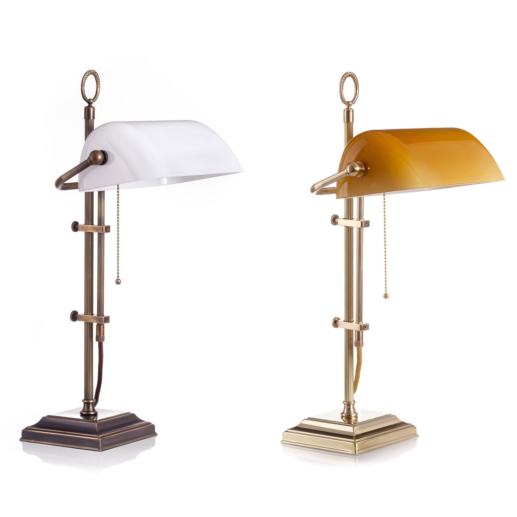 Banker’s Lamp – klassische Schreibtischleuchte mit Glasschirm: Mit weißem bzw. Cognac-farbenen Glasschirm, Messingteile antik patiniert, bzw. poliert