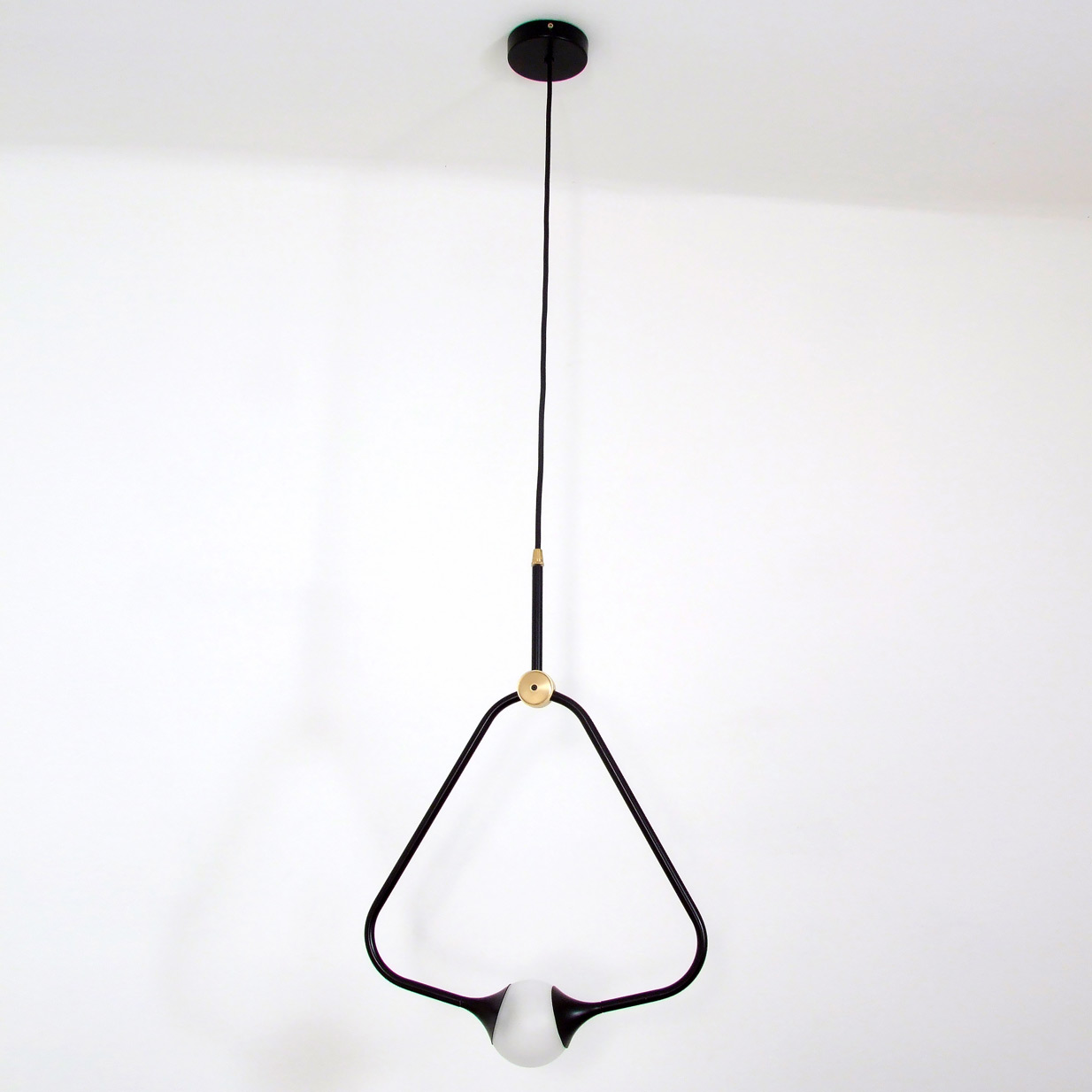 Extravagante Design-Pendelleuchte mit Glaskugel MEDALLION: Extravagante Triangel-Lampe mit Glaskugel, schwarz pulverbeschichtet