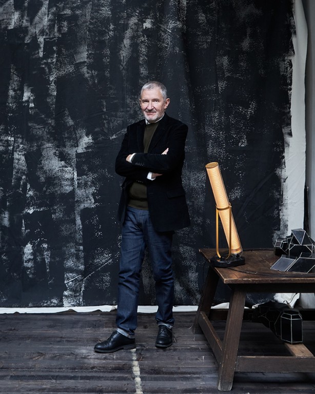 Außergewöhnliche Röhren-Tischleuchte FRECHIN: Der Designer Jean-Louis Frechin mit seiner Tischleuchte