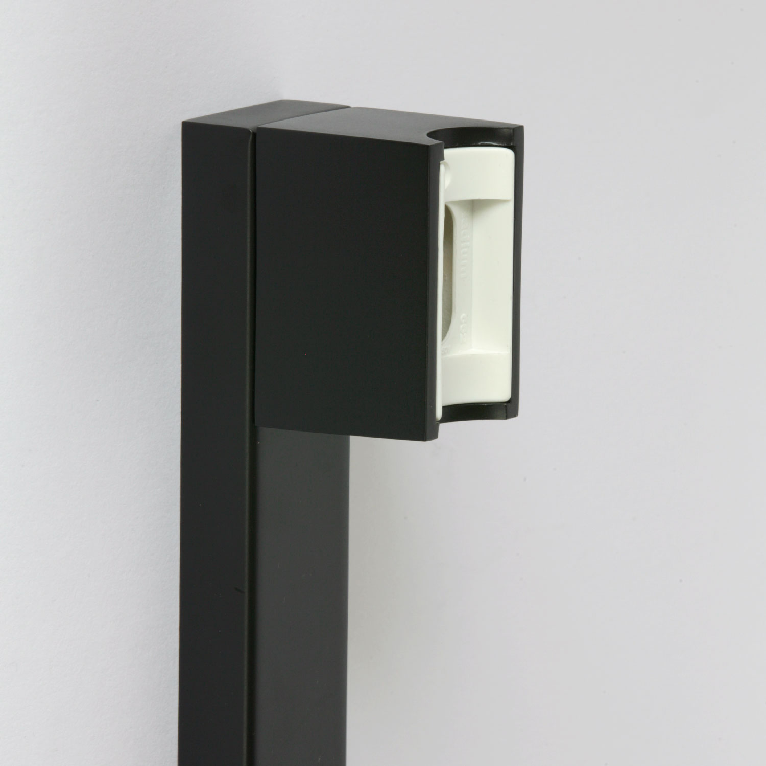 Lange Wandleuchte für LED-Linienlampen, 100 cm: Detail in schwarz matt