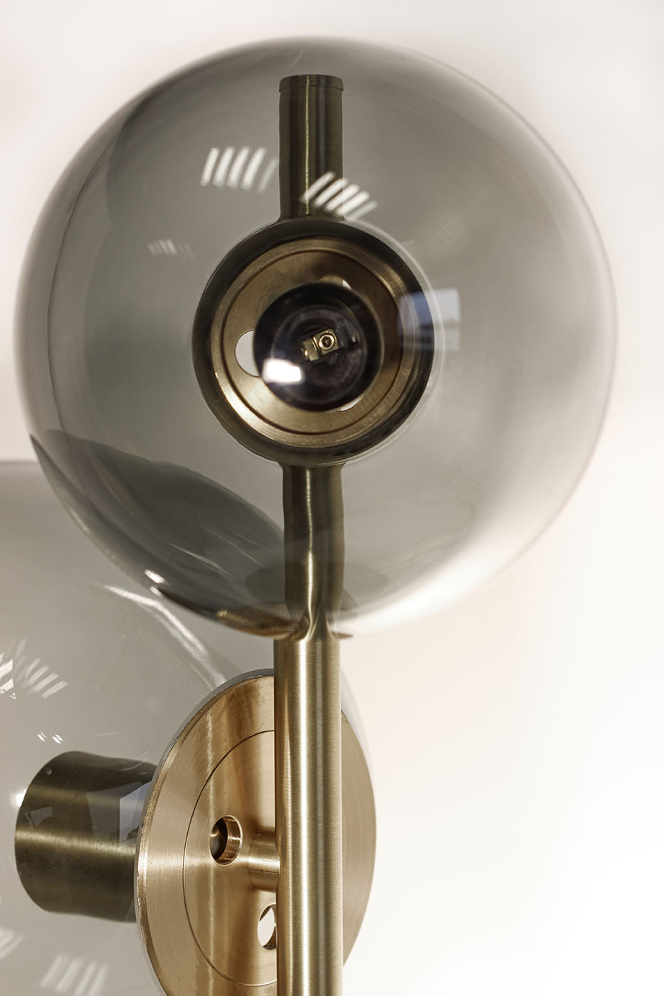 Vertikaler Hängeleuchter mit drei Rauchglas-Kugeln, Bild 6 Vertikaler Hängeleuchter mit drei Rauchglas-Kugeln, Bild 6