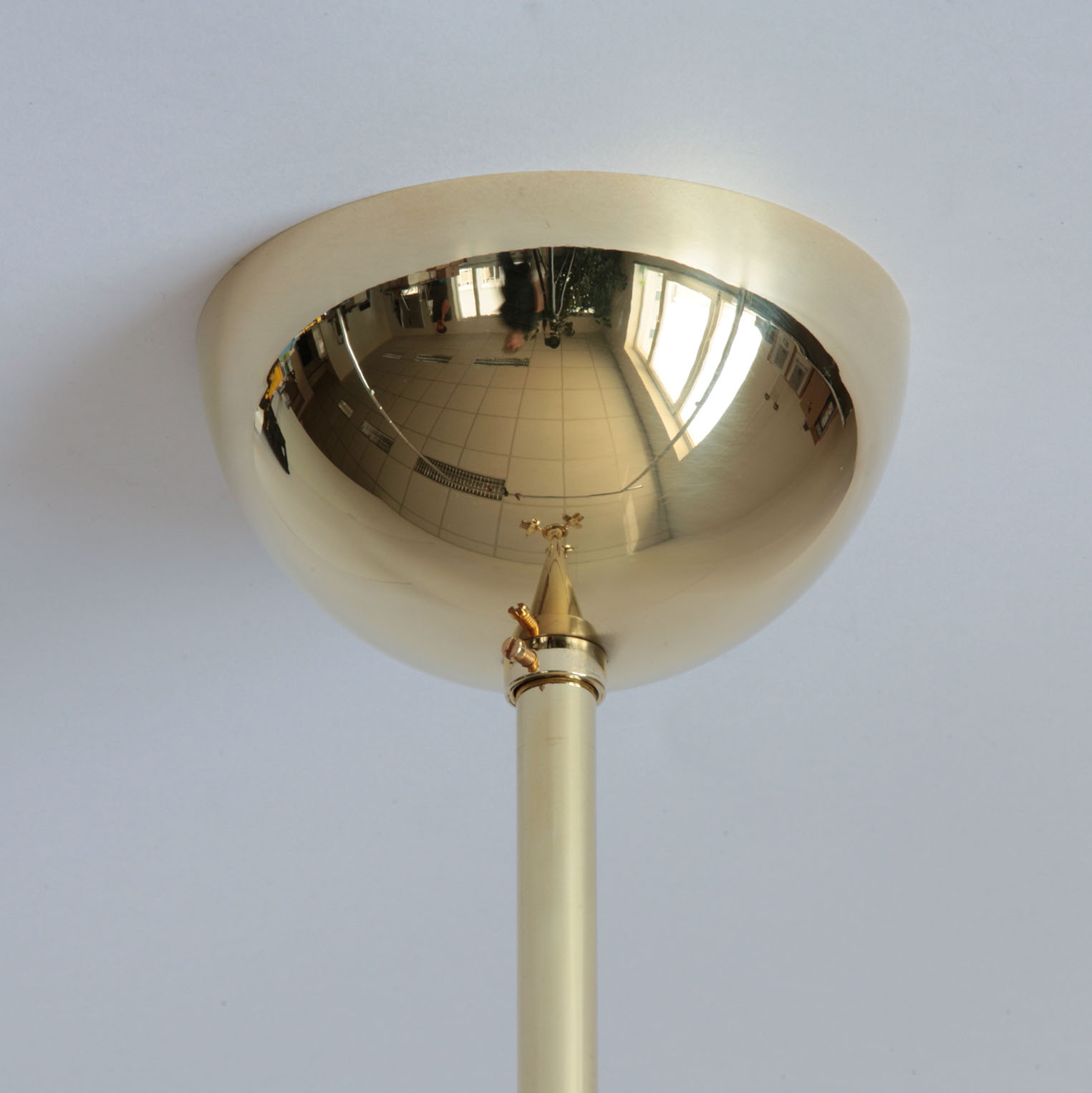 Chandelier With Four Small Glass Globes Made of White Opal Glass: Der Baldachin in der Oberfläche Messing lackiert und poliert