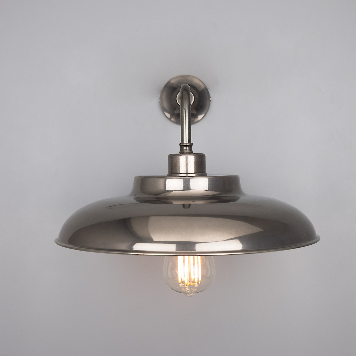 Industrial Wall Sconce With Flat Brass Shade: Messing alt-silbern patiniert