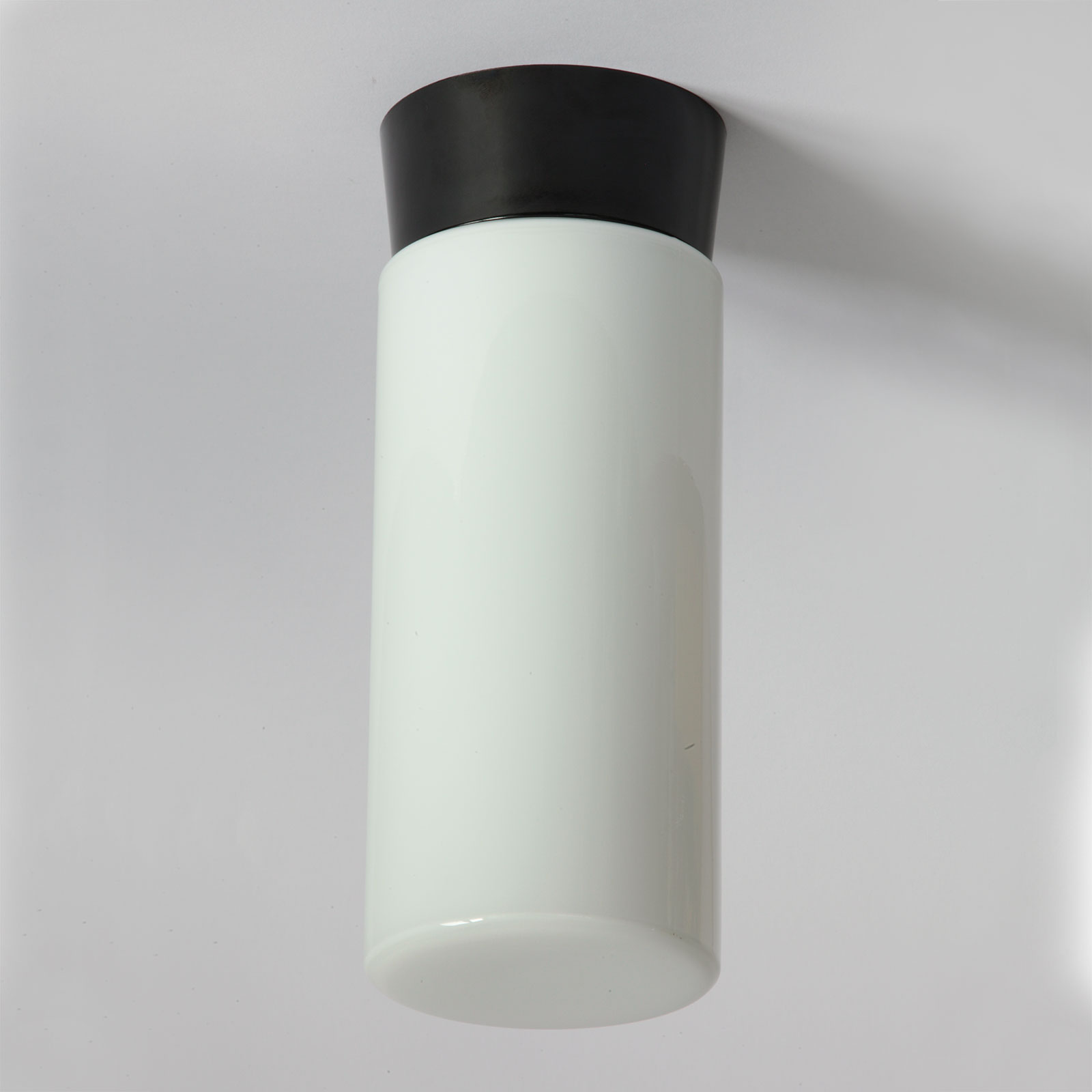Zylinder-Deckenleuchte aus Opalglas mit Bakelit-Sockel: Gesamthöhe 28 cm
