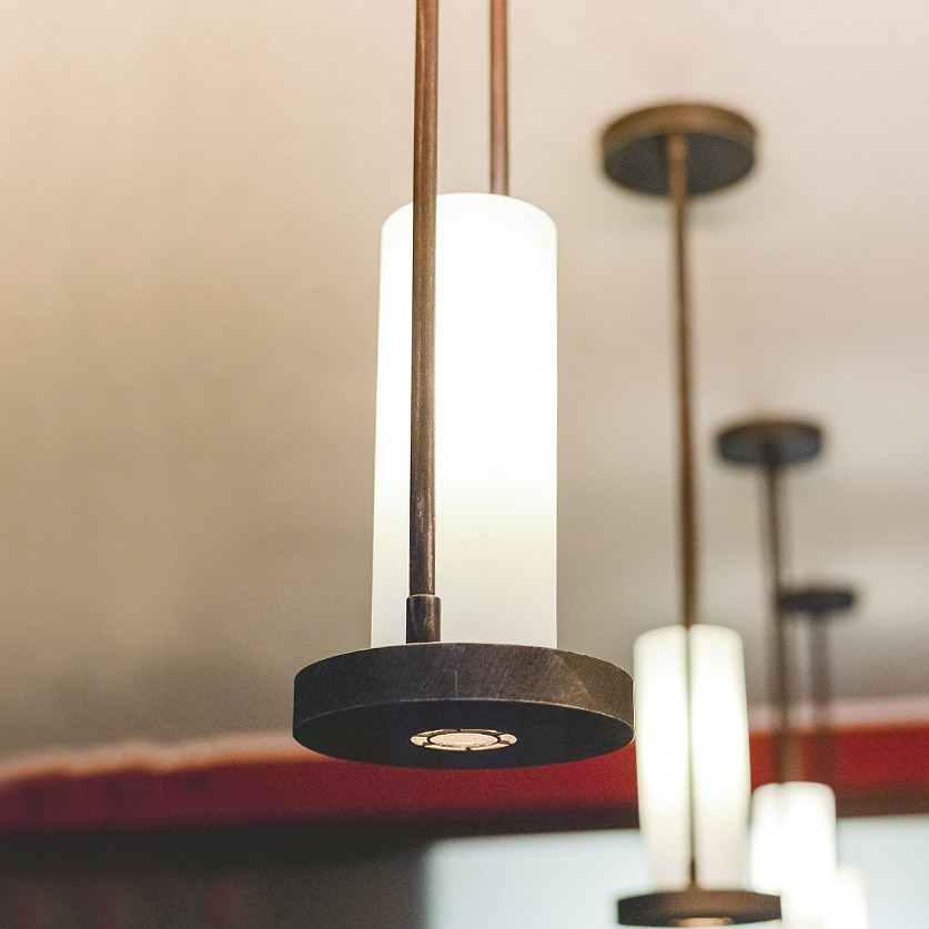 Bild 3: (Oberfläche „Eisen natur“) Für Theken: geschmiedete Stab-Hängeleuchte mit Downlight-Spot: (Oberfläche „Eisen natur“)