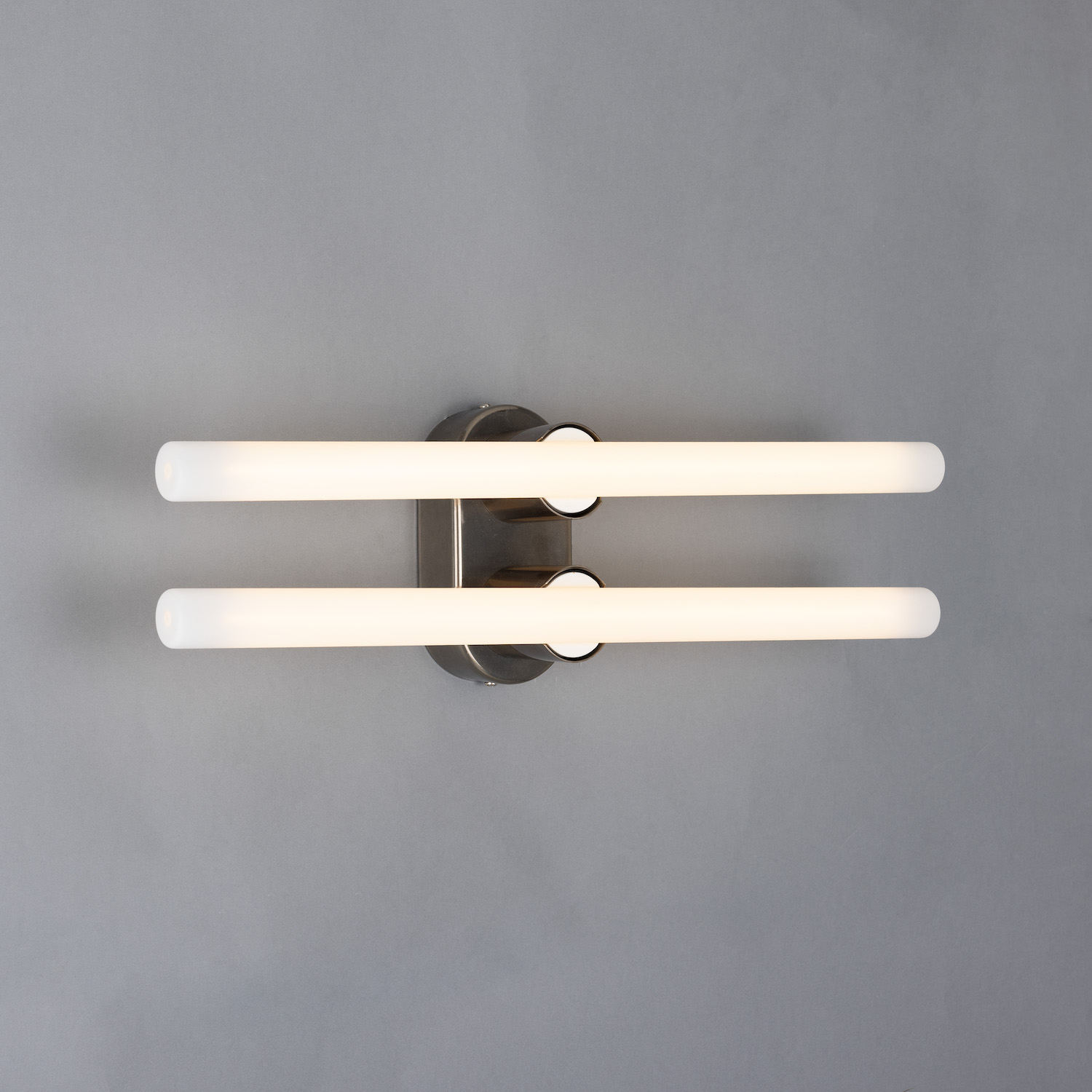 Double Brass Wall or Mirror Light: Messing alt-silbern patiniert, Modell 2