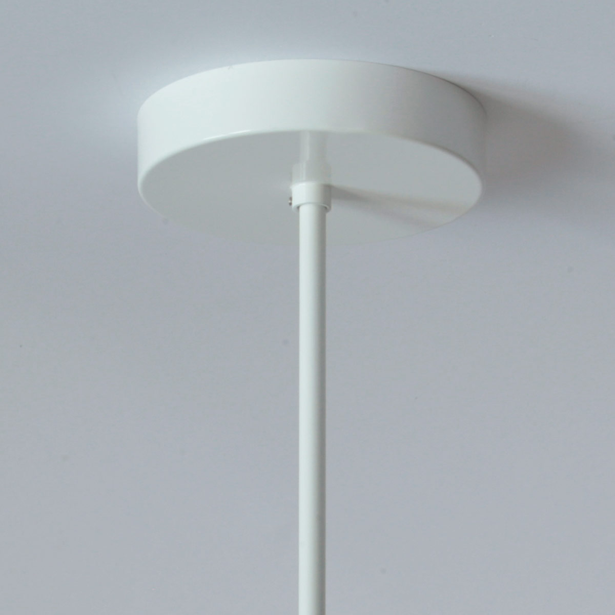 Stab-Pendelleuchte AURORA mit flach gewölbtem Opalglas-Schirm, Bild 7 Stab-Pendelleuchte AURORA mit flach gewölbtem Opalglas-Schirm, Bild 7