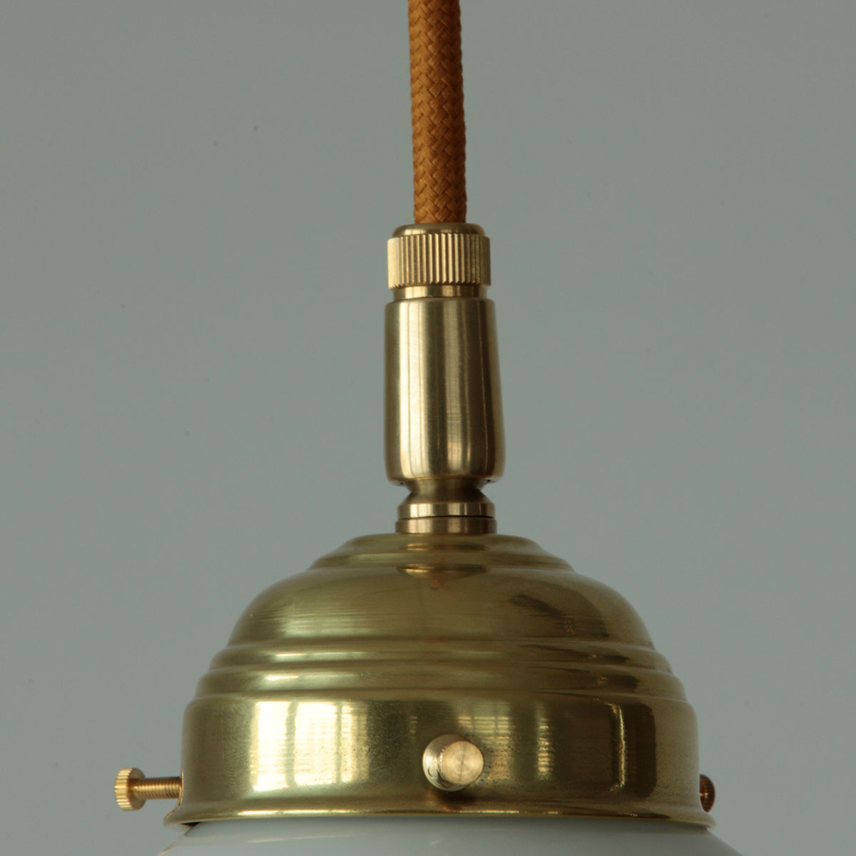 Kleine Pendelleuchte mit opalem Becher-Glasschirm (Ø 15 cm): Messing poliert, unlackiert