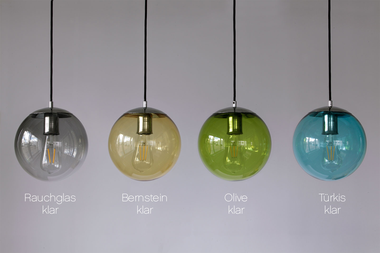 Bunt gefärbte Glaskugel-Leuchte, div. Glas-Farben, Ø 22 cm: Kugel-Pendelleuchte mit buntem Glas, hier jeweils mit Halterung in Stahl poliert
