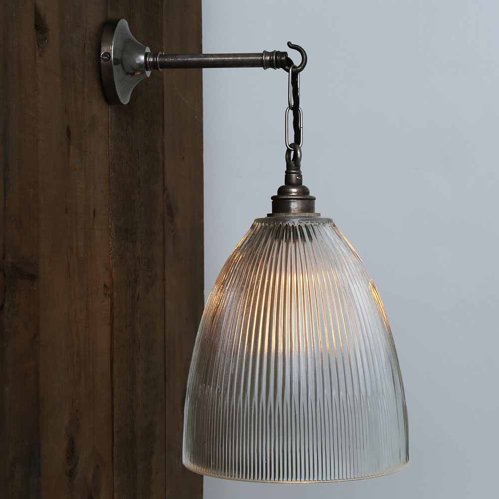 Wall light with chain and prismatic glass