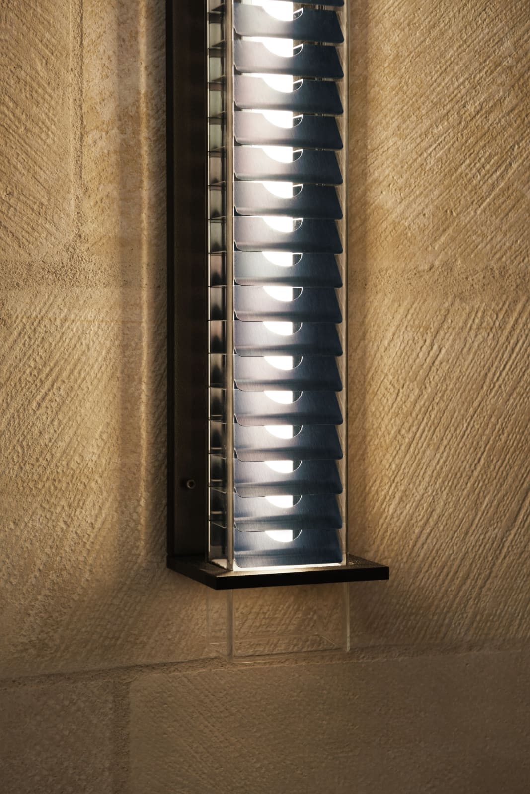 Bild 4: Hier mit blauen Lamellen Röhren-Wandleuchte mit Lamellenblende QUADRATUBE W4: Hier mit blauen Lamellen