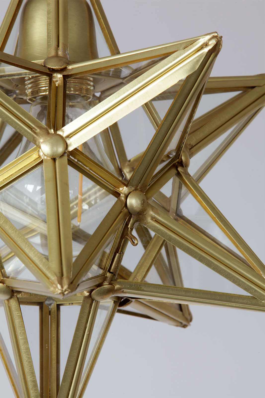 Bild 5: Mit „Türchen“ versehen (eine oder mehr Zacken werden aufgeklappt (Messing satiniert) Weihnachtsstern-Hängeleuchte aus Messing (sechs Größen): Mit „Türchen“ versehen (eine oder mehr Zacken werden aufgeklappt (Messing satiniert)