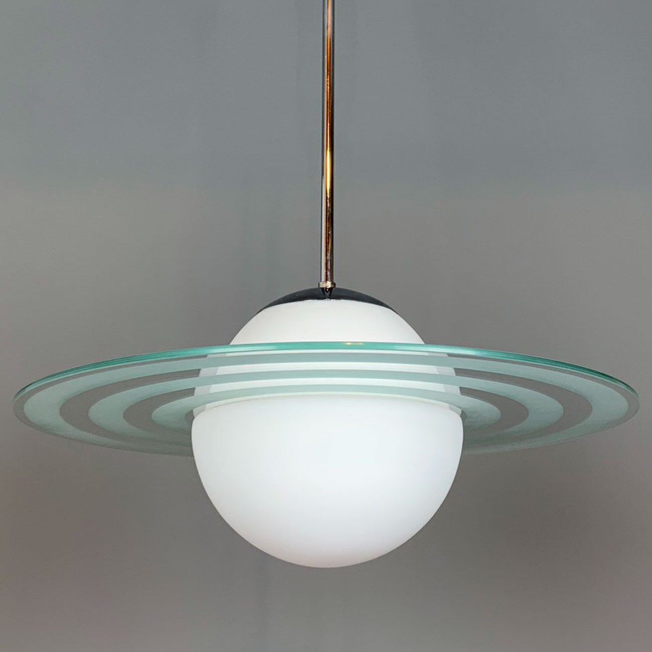 „Saturn“-Hängeleuchte: Glasscheibe mit geätzten Ringen: Kugelleuchte mit Saturn-Ringen (hier Modell 1 mit drei Ringen, Opalglas matt, Messing glänzend vernickelt)
