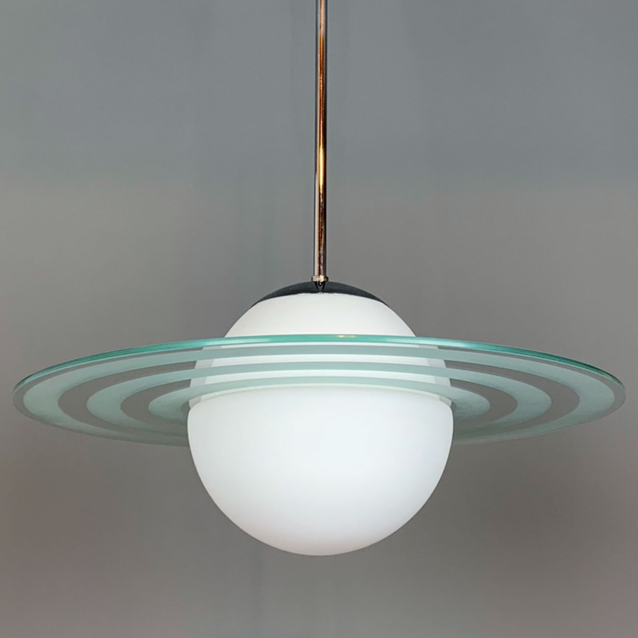 „Saturn“-Hängeleuchte: Glasscheibe mit geätzten Ringen „Saturn“-Hängeleuchte: Glasscheibe mit geätzten Ringen