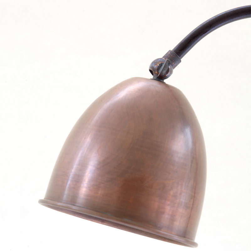 DELFI Elegante Stehlampe für den Tisch mit Kupferschirm: Der Schirm aus patiniertem Kupfer
