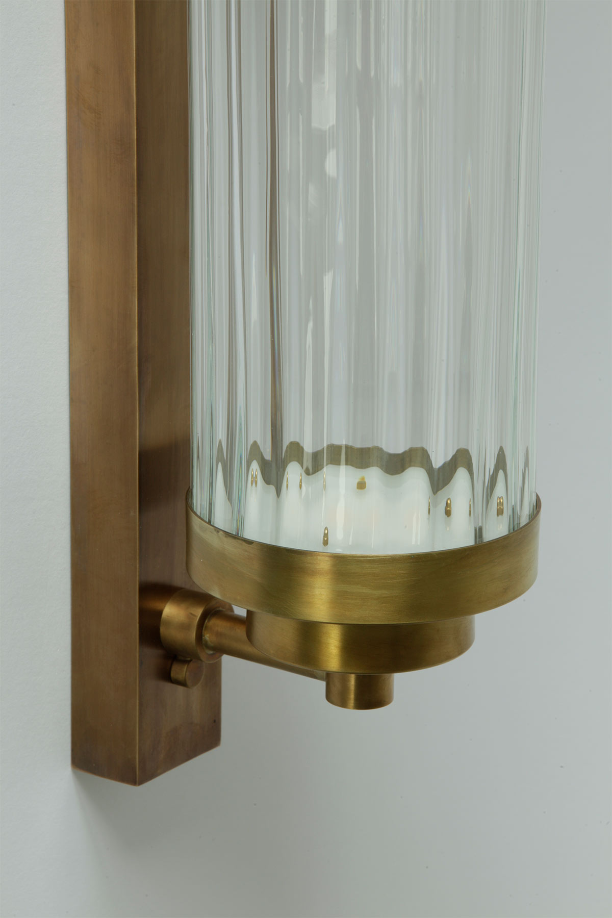 Art Déco-Säulen-Wandleuchte mit strukturiertem Glas-Zylinder A202: Mit LED-Modul im Boden der Säule. hier: Messing hell brüniert