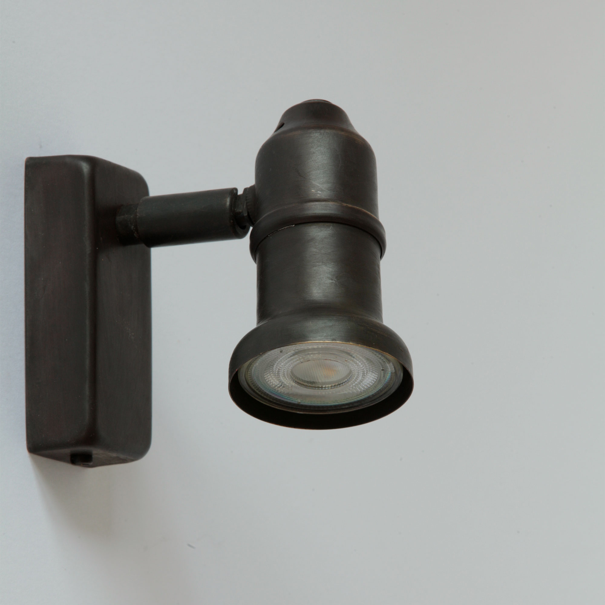 Bild 5: Per Gelenk verstellbarer, handgefertigter Wand-Strahler aus Messing ROND Exklusiver Messing-Wandspot aus Frankreich: Per Gelenk verstellbarer, handgefertigter Wand-Strahler aus Messing
