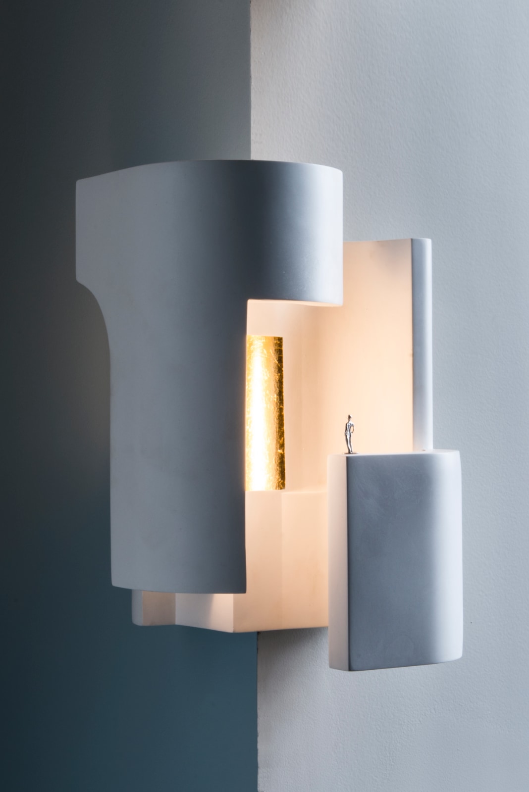 SOUL ANGLE Corner Wall Light with Gold Leaf: Das Modell mit Blattgold auf der Innenseite